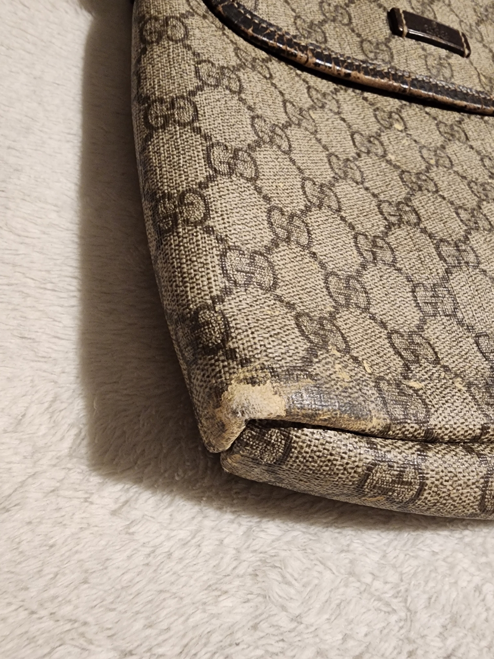 Gucci GG Supreme Canvas and Leather Shoulder Bag (model 223666) - Picture 2 of 16
